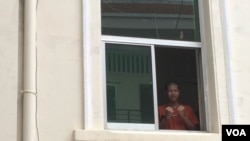 និស្សិត​ គង់​ រ៉ៃយ៉ា​ វ័យ​ ២៤​ឆ្នាំ​ ឈ​រ​ក្នុង​បន្ទប់​រង់ចាំ​សម្រាប់​ជន​ជាប់​ចោទ​ នៅតុលាការ​សាលា​ឧទ្ធរណ៍​ នាព្រឹក​ថ្ងៃ​ព្រហស្បតិ៍​ ទី​២១​ ខែកក្កដា​ ឆ្នាំ​២០១៦។​ (ហ៊ុល រស្មី/​VOA)