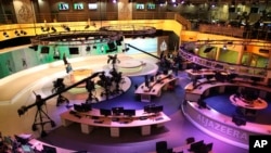 Wafanyakazi wa kituo cha Al-Jazeera. Kituo hiki kimetakiwa kufungwa na baadhi wa mahasimu wa Qatar walioiwekea vikwazo.