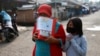 Seorang ibu dan anaknya mengenakan masker wajah untuk melindungi dari penularan virus corona (Covid-19) di Depok, 13 April 2020. (Foto: Reuters)