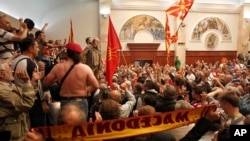 Demonstranti u zgradi Sobranja u Skoplju, Makedonija, 27. aprila 2017.