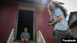 អ្នកនាង Ana Salvá អ្នក​រាយការណ៍​ក្រៅ​ក្រប​ខ័ណ្ឌ​ជនជាតិ​អេស្ប៉ាញ​ម្នាក់​ប្រចាំ​ទីក្រុង​បាងកក ប្រទេស​ថៃ បាន​ធ្វើ​ដំណើរ​ទៅ​ប្រទេស​កម្ពុជា និង​សម្ភាសន៍​ស្ត្រី​ខ្មែរ​អំពី​អំពើ​ហិង្សា​យេនឌ័រ។ ថ្មីៗ​នេះ អ្នកនាង​បាន​សរសេរ​អត្ថបទ​របាយការណ៍​មួយ​ស្តី​អំពី​ឧក្រិដ្ឋកម្ម​នៃ​ការ​បង្ខំ​ឲ្យ​រៀបការ និង​ការ​មាន​ផ្ទៃ​ពោះ​ទាំង​បង្ខំ នៅ​ក្រោម​របប​ខ្មែរ​ក្រហម​ដែល​ត្រូវបាន​ចុះ​ផ្សាយ​ដោយ​ the Diplomat។ (រូបថត​ដក​ស្រង់​ចេញ​ពី​ទំព័រ​ហ្វេសប៊ុក​ Ana Salvá)