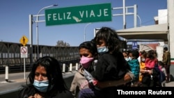 Migrantes centroamericanos en busca de asilo, que fueron transportados en avión desde Brownsville a El Paso, Texas, y deportados de EE. UU. a Ciudad Juárez, México.[Foto de archivo]
