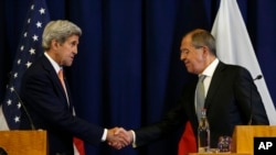 លោក​រដ្ឋ​មន្ត្រី​ការ​បរទេស​ស.រ.អា​​ John Kerry (ខាងស្តាំ) ​ចាប់ដៃ​​ជាមួយ​លោករដ្ឋ​មន្ត្រី​ការ​បរទេស​រុស្ស៊ី Sergei Lavrov​​ ។