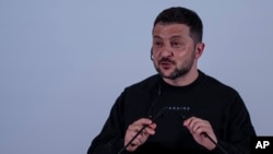 Rais wa Ukraine Volodymyr Zelenskyy akizungumza wakati wa mkutano na waandishi wa habari katika mkutano wa Kundi la Mataifa Saba tajiri huko Hiroshima, magharibi mwa Japani, Jumapili, Mei 21, 2023. (AP)
