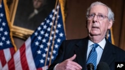 Kiongozi wa baraza la Seneti Marekani Mrepublikan Mitch McConnell akizungumza na waandishi wa habari huko Capitol hill mjini Washington, Dec. 8. 2020.