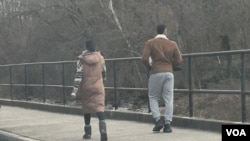 Las pocas horas de luz solar y el paisaje gris de invierno como muestra esta imagen tomada en un paseo peatonal en Arlington, Virginia, causa en algunas personas un sentimiento de tristeza durante esta época que puede llevar a trastornos de salud. [Foto: Tomás Guevara, VOA]