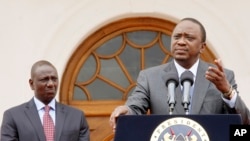 Rais wa Kenya Uhuru Kenyatta, akiwa na naibu wake Dr. William Ruto. July 21, 2015. PICHA: AP