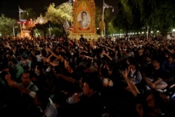 រូបឯកសារ៖ ក្រុមបាតុករគាំទ្រលទ្ធិប្រជាធិបតេយ្យប្រមូលផ្តុំគ្នាធ្វើបាតុកម្មនៅមុខវិមានរដ្ឋាភិបាល ក្នុងទីក្រុងបាងកក ប្រទេសថៃ កាលពីថ្ងៃទី១៤ ខែតុលា ឆ្នាំ២០២០។