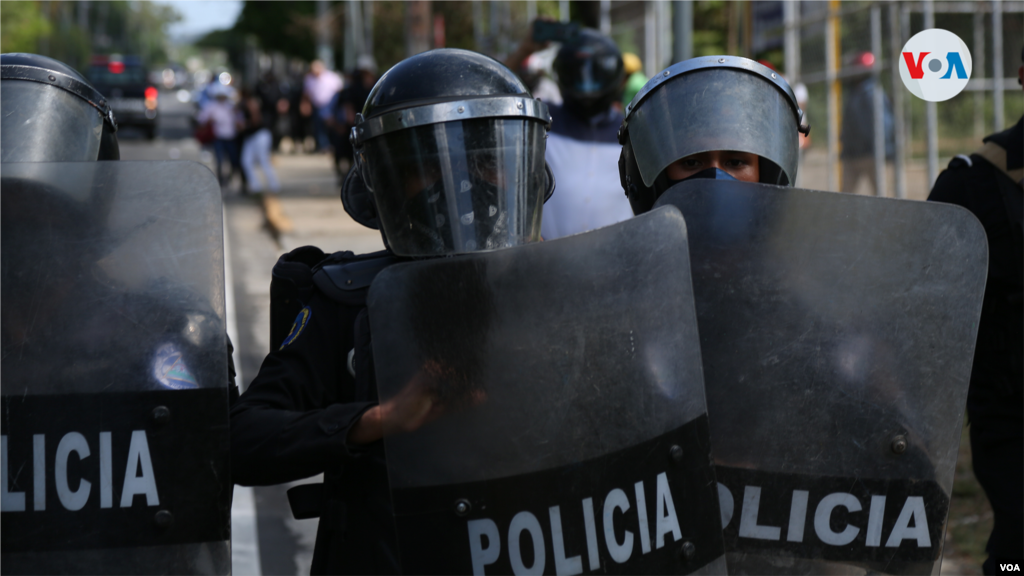 Al menos 100 agentes especiales de la policía nicaragüense acordonaron la zona de la vivienda de la opositora Cristiana Chamorro este miércoles.
