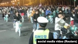 中國數千名學生騎自行車前往河南開封尋找湯包，導致鄭州的一條高速公路被堵塞。 (截圖來自2024年11月9日發布的社群媒體影片）