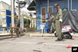 អ្នក​ស៊ើបអង្កេត​កំពុង​ធ្វើ​ការ​នៅ​កន្លែង​បំផ្ទុះ​គ្រាប់​បែក​នៅ​ក្នុង​ក្រុង Hua Hin ប្រមាណ​ជា​២៤០គ.ម ពី​ភាគ​ខាង​ត្បូង​នៃ​រដ្ឋធានី​បាងកក កាលពី​ថ្ងៃទី១២ ខែសីហា ឆ្នាំ២០១៦។