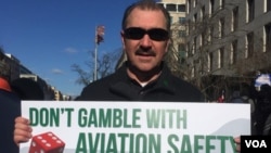 Allan Shelby, inspector de la Administración Federal de Aviación, afirma que debido al cierro existe un riesgo de seguridad en los vuelos debido a la falta de trabajadores por el cierre del gobierno. [Foto: Alejandra Arredondo, VOA]