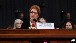 រូបឯកសារ៖ អតីតអគ្គរដ្ឋទូតអាមេរិកទៅកាន់អ៊ុយក្រែនអ្នកស្រី Marie Yovanovitch ធ្វើសក្ខីកម្មនៅវិមាន Capitol Hill ក្នុងរដ្ឋធានីវ៉ាស៊ីនតោន កាលពីថ្ងៃទី១៥ ខែវិច្ឆិកា ឆ្នាំ២០១៩។ 