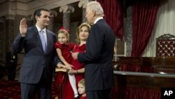 El vicepresidente Joe Biden toma juramento al senador Ted Cruz, el único hispano nuevo e el Senado.