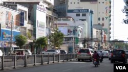 ស្លាក​យី​ហោ​ពាណិជ្ជកម្ម​ជា​ភាសា​អង់គ្លេស​នៅ​តាម​បណ្តោយ​មហាវិថី​ព្រះសីហនុ​ ក្នុង​រាជធានី​ភ្នំពេញ​​ កាល​ពី​ថ្ងៃ​ទី​៩ ខែ​មិថុនា ឆ្នាំ​២០១៥។​ (នូវ​ ពៅ​លក្ខិណា​/VOA)