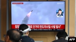 ภาพโทรทัศน์ระหว่างรายการข่าวที่กรุงโซล วันที่ 22 เม.ย. 2024 ที่เเสดงให้เห็นถึงการทดสอบขีปนาวุธของเกาหลีเหนือ