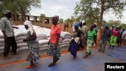 Villagers collect their monthly food ration provided by the United Nations World Food Program in Masvingo, Zimbabwe, Jan. 25, 2016. REUTERS/Philimon Bulawayo 