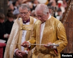 El rey Carlos III sosteniendo la Espada del Estado durante su ceremonia de coronación en la Abadía de Westminster, Londres. Victoria Jones/ vía REUTERS