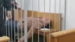 Степан Латыпов после попытки перерезать горло в зале суда, Минск, 1 июня 2021 года