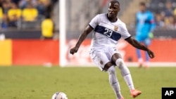Moisés Caicedo de Ecuador pasa el balón durante un partido amistoso de fútbol contra Bolivia, el 12 de junio de 2024, en Chester, Pensilvania. 