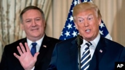Rais Donald Trump (kulia) na Waziri wa Mambo ya Nje Mike Pompeo
