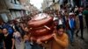 Un nutrido grupo de personas acompaña el féretro hasta el funeral del John Mendoza, de 34 años, que murió en las protestas contra la nueva presidenta Dina Boluarte, en Ayacucho, Perú, el 17 de diciembre de 2022. 