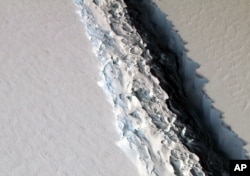 Antarctica Larsen Ice Shelf Crack: This Nov. 10, 2016 aerial photo released by NASA, shows a rift in the Antarctic Peninsula's Larsen C ice shelf. (Photo Courtesy NASA).