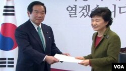 韓國當選總統朴槿惠與到訪的日本特使額賀福志郎會晤(視頻截圖)