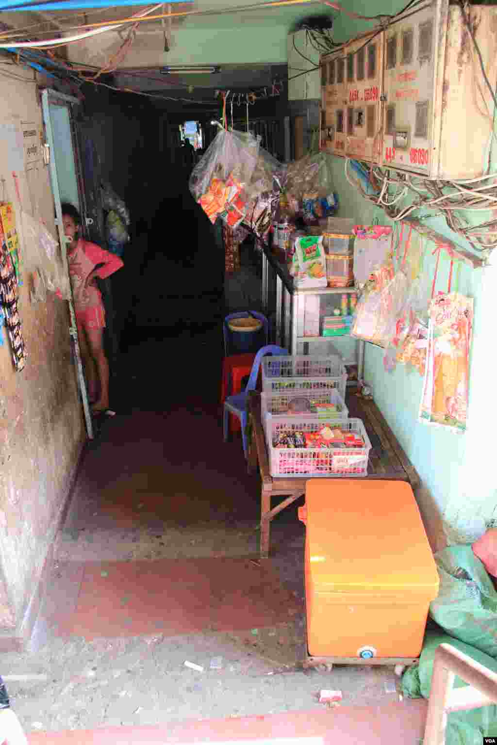 &nbsp;ទិដ្ឋភាព​ជា​ទូទៅ​នៃ​សកម្មភាព​ជីវភាព​រស់​នៅ​របស់​​អ្នក​រស់​នៅ​​​​អគារ​ប៊ូលឌីង​​​ក្នុង​រាជធានី​ភ្នំពេញ​កាល​ពី​ថ្ងៃ​សុក្រ​ទី​៥ ខែ​កញ្ញា ឆ្នាំ​២០១៤។ (នូវ ពៅលក្ខិណា/VOA) 