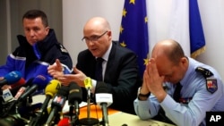 Marseille prosecutor Brice Robin, center, with Gen. David Galtier, right, holds a press conference in Marseille, southern France, March 26, 2015.