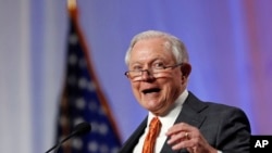 លោក Jeff Sessions រដ្ឋមន្ត្រី​ក្រសួង​យុត្តិធម៌​ថ្លែង​នៅ​ក្នុង​សន្និបាត​របស់​សមាគម​តម្រួត​ថ្នាក់​ជាតិ (National Sheriffs' Association) នៅ​ក្នុង​ក្រុង New Orleans កាលពី​ថ្ងៃទី១៨ ខែមិថុនា ឆ្នាំ២០១៨។