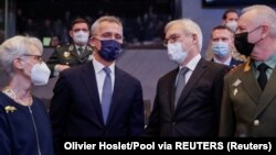 Učesnici susreta NATO-Rusija u Briselu: američki i ruski zvaničnici Wendy Sherman i Aleksandar Gruško, Jens Stoltenberg i zamjenik ruskog ministra odbrane Aleksandar Fomin. (Foto: Reuters/Olivier Hoslet/pool)