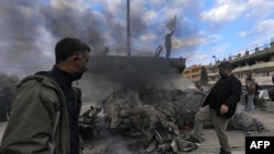 Sirijski Kurdi uništavaju kip Basela al-Assada, pokojnog starijeg brata sirijskog predsjednika Bashara al-Assada, dok slave pad glavnog grada Damaska ​​u ruke protuvladinih boraca, u gradu Qamishli.