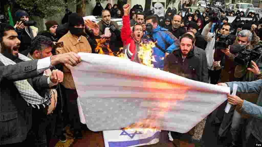 Wasu masu zanga zangar da suka taru a gaban ofishin jakadancin Najeriya dake Tehran game da rikicin mabiya Shi'a da ma'aikatan tsaro a Zariya.