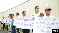 Security guards, terminated over allegations of sharing child pornography, and members of their families, protest in front of the U.S. Embassy in Phnom Penh, Cambodia, June 19 2018. (T. Malis/VOA Khmer)