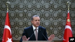 លោក​ប្រធានាធិបតី​តួកគី Recep Tayyip Erdogan ថ្លែង​ទៅ​កាន់​រដ្ឋបាល​ថ្នាក់​តំបន់​នៅ​ក្នុង​ក្រុង​អង់ការ៉ា (Ankara) ប្រទេស​តួកគី កាលពី​ថ្ងៃទី២៦ ខែវិច្ឆិកា ឆ្នាំ២០១៥។