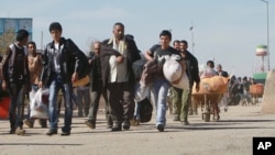  مهاجرین افغان حین بازگشت از ایران به افغانستان 