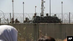 카불 국제공항 내부에서 미군이 경계를 서고 있다. 