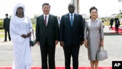 塞內加爾總統麥基·薩勒與夫人歡迎習近平與夫人彭麗媛到訪