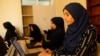 Siswa perempuan Afghanistan menghadiri sebuah kelas di Herat. (Foto: AFP)