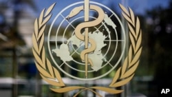 ARCHIVO - El logotipo de la Organización Mundial de la Salud visto en la sede de la OMS en Ginebra, Suiza, 11 de junio de 2019.