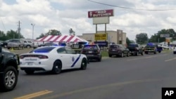 La policía responde a la escena de un tiroteo el viernes 21 de junio de 2024 en Fordyce, Arkansas. La policía estatal de Arkansas dice que al menos dos personas murieron y ocho resultaron heridas en un tiroteo que ocurrió en una tienda de comestibles en el sur de Arkansas.