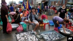 ជនជាតិ​វៀតណាម​លក់​ត្រី​នៅ​ផ្សារ​ព្រែក​ភ្នៅ​ជាយ​ក្រុង​ភ្នំពេញ កាល​ពី​ថ្ងៃ​ទី​១៣ ខែ​កញ្ញា ឆ្នាំ​២០១២។