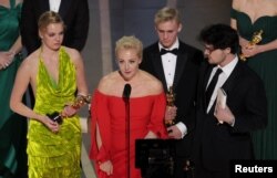 Yulia Navalny, wife of jailed dissident Alexei Navalny, speaks next to her daughter Daria and director Daniel Roher after "Navalny" was awarded for Best Documentary Feature Film during the Oscars show at the 95th Academy Awards in Hollywood, Los Angeles, California, U.S., March 12, 2023. (REUTERS/Carlos Barria)