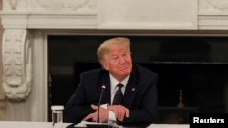 លោក​ប្រធានាធិបតី ដូណាល់​ ត្រាំ ថ្លែង​ជាមួយ​នឹង​ថ្នាក់ដឹកនាំ​ក្នុង​វិស័យ​ភោជនីយដ្ឋាន​កិច្ចប្រជុំ​ស្តីពី​ការ​រាតត្បាត​នៃ​ជំងឺ​កូវីដ១៩ នៅ​ក្នុង​សេតវិមាន រដ្ឋធានី​វ៉ាស៊ីនតោន កាលពី​ថ្ងៃទី១៨ ខែឧសភា ឆ្នាំ២០២០។