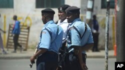 ARCHIVO - Agentes de la policía de Kenia patrullan las calles de Nairobi, el 1 de marzo de 2024.