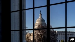 Le Capitole des États-Unis est vu à travers une fenêtre de l'immeuble du Sénat à Washington, le 15 mars 2023.
