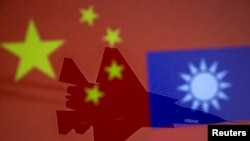 រូបឯកសារ៖ ទង់ជាតិ​ចិន​និង​តៃវ៉ាន់​ត្រូវ​បាន​ដាក់​បង្ហាញ​នៅ​ឯ​យន្តហោះ​យោធា​មួយ។ (Reuters)