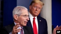 Doktor Entoni Fauči i predsednik Donald Tramp na konferenciji za novinare u Beloj kući 