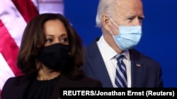 រូបឯកសារ៖ ប្រធានាធិបតី​ជាប់​ឆ្នោត​លោក Joe Biden និងអ្នកស្រី Kamala Harris និយាយ​​ជាមួយ​អ្នកយកព័ត៌មាន​នៅ​ក្រុង Wilmington រដ្ឋ Delaware កាលពី​ថ្ងៃទី១០ ខែវិច្ឆិកា ឆ្នាំ២០២០។